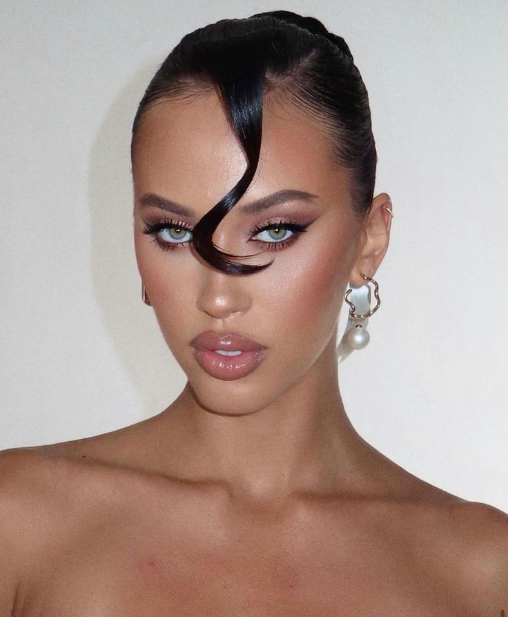 Макияж на Новый 2026 год по знакам Зодиака: модные идеи на удачу