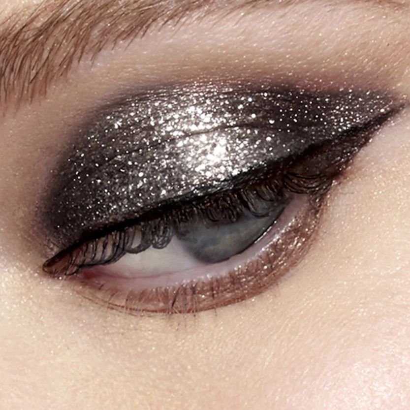 Макияж с серебристыми тенями на Новый год 2026: модные идеи, которые ослепят всех